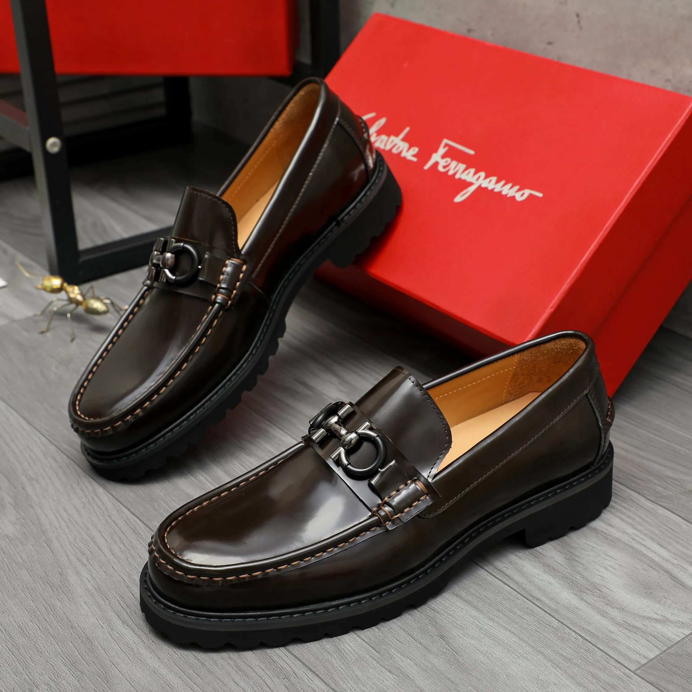 Men's shoes 💰442 Product trademark: Ferragamo "Ferragamo" business formal leather shoes Regular size: 38-46 (45.46 custom-made and non-returnable) Product materials: Selected pearlescent cowhide upper, cowhide lining, non-slip rubber outsole